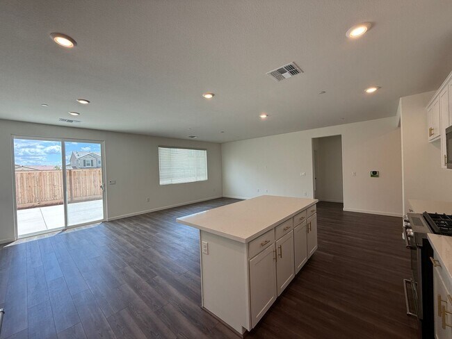 Building Photo - 3 bedroom, 2 bathroom home located in the vibrant community of Madera, CA