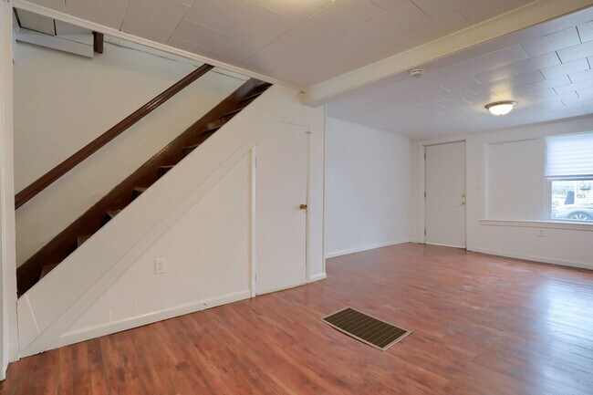 Building Photo - Available Now! 2 Bedroom House with Parkin...