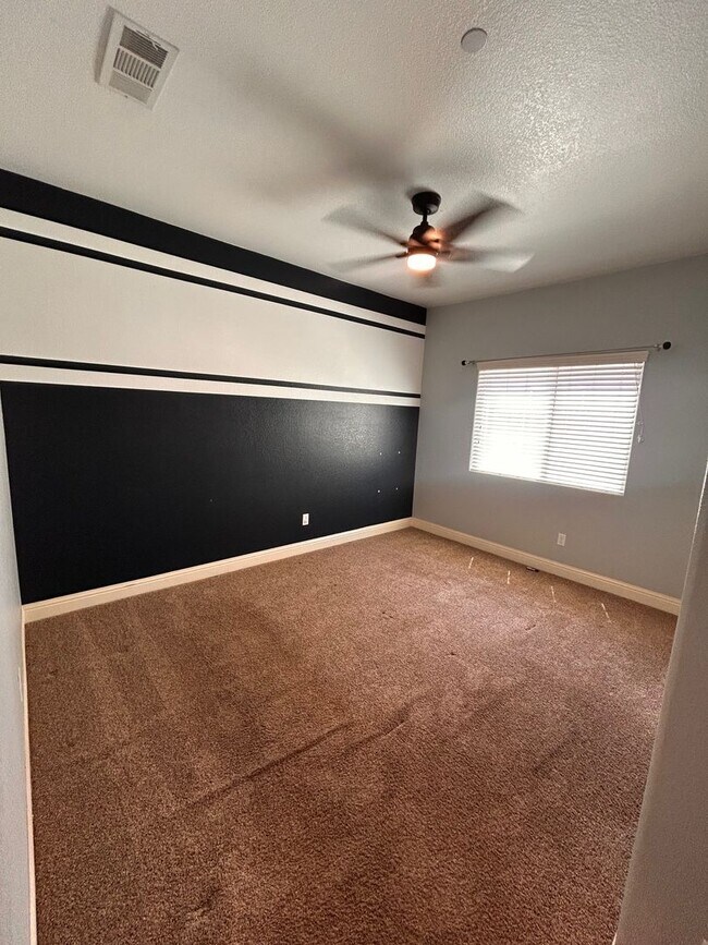Building Photo - Beautiful home for rent in Visalia with a ...