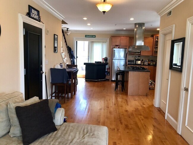 Building Photo - 360-362 Dorchester Street Unit 3