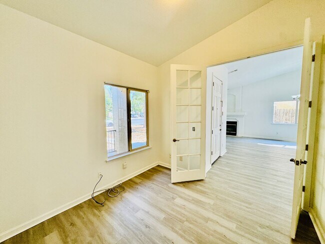 Building Photo - 528 Burgundy St