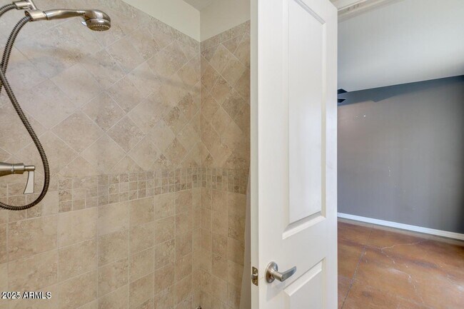 Building Photo - 3832 E Bloomfield Rd