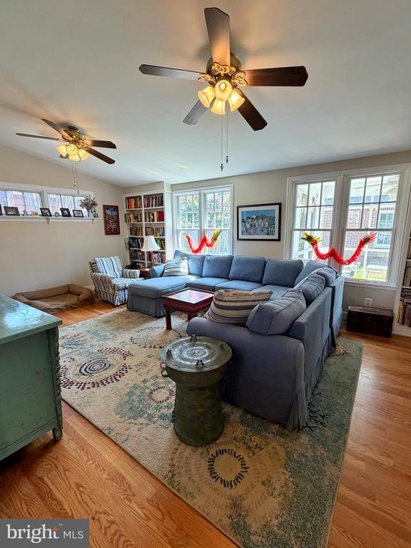 Building Photo - 12 W Oak St