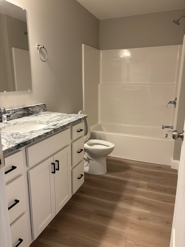 second floor bath - 102 Sycamore Ln