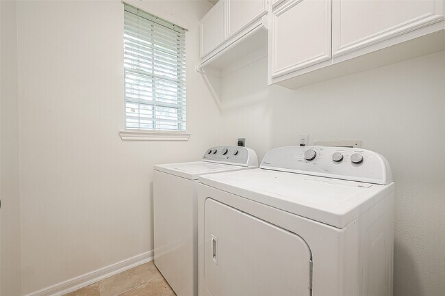 Building Photo - 23759 River Pl Dr