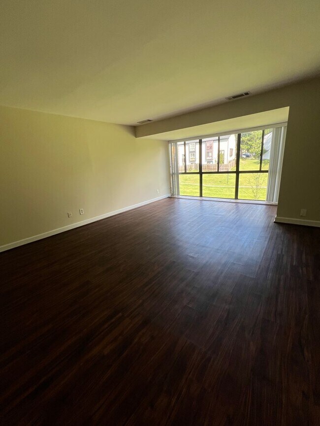 Building Photo - 2 BEDROOM 2 BATH CONDO WITH ALL UTILITIES ...