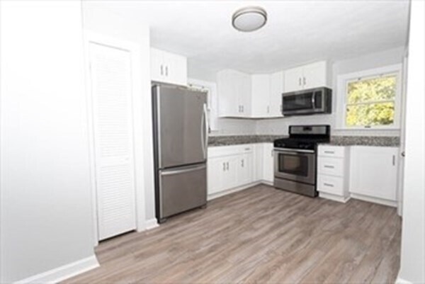 Building Photo - 145 Maple St