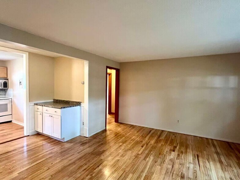Building Photo - 484 Oak Ave