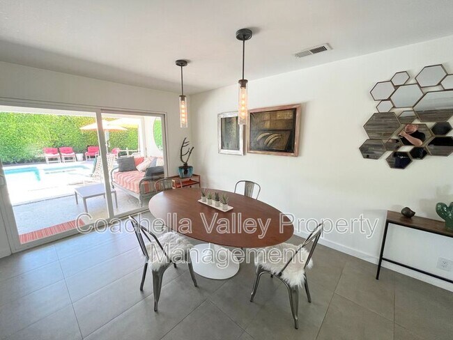 Building Photo - 2885 E Venetia Rd