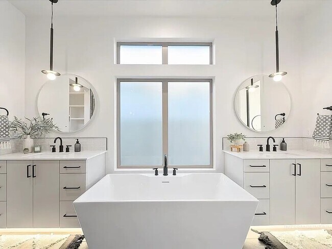 Building Photo - Custome build in Movado Estates