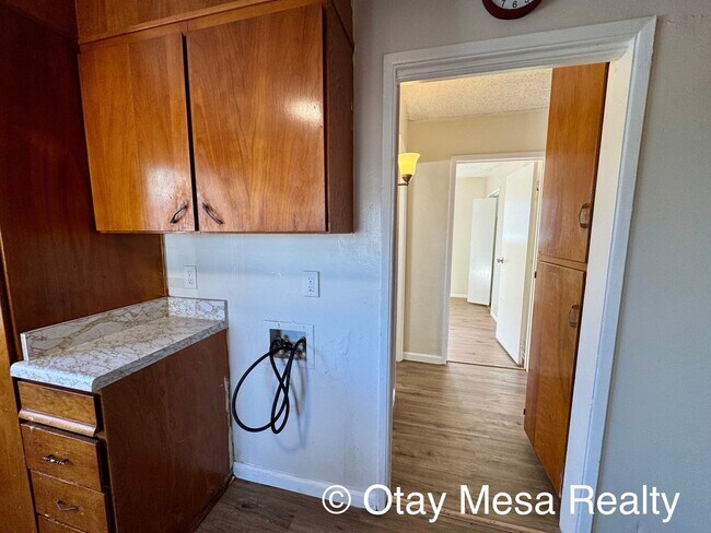 Building Photo - Charming 2-Bedroom Home with Expansive Out...