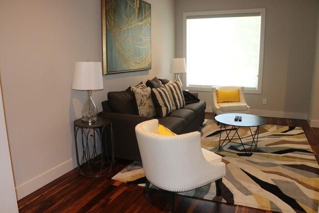 Building Photo - 927 13th Ave S