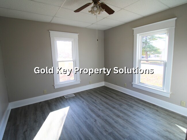 Building Photo - MUNCIE Updated 2 BR 1 BA House with New Fl...