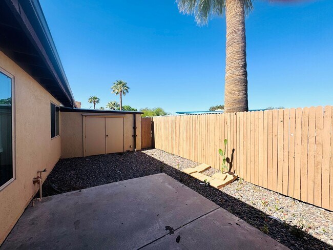 Building Photo - Beautiful Townhome in Great Eastside Location