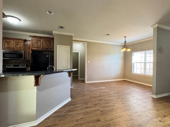 Building Photo - 939 Redbud Ln