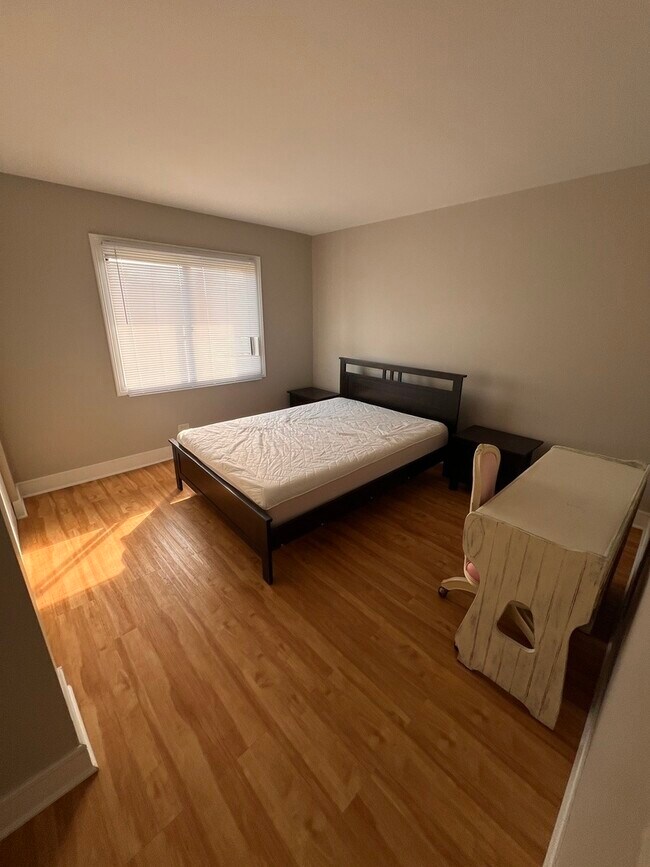 Building Photo - 2000 Bayside Dr