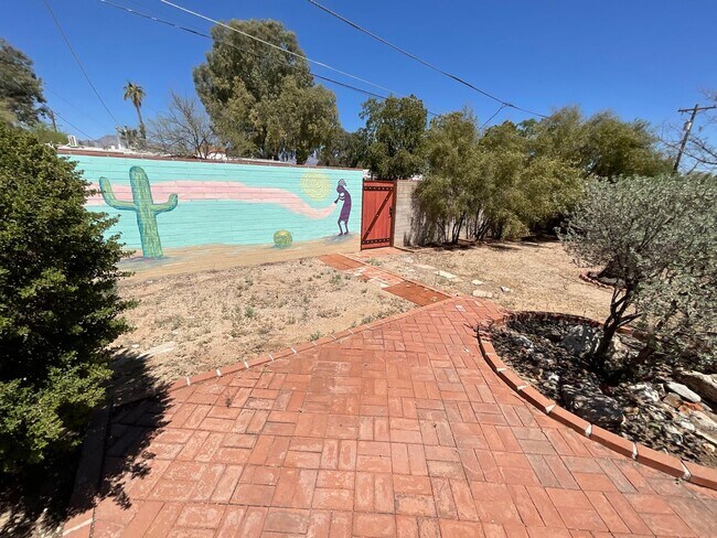 Building Photo - Eastside home with privacy on cul-de-sac