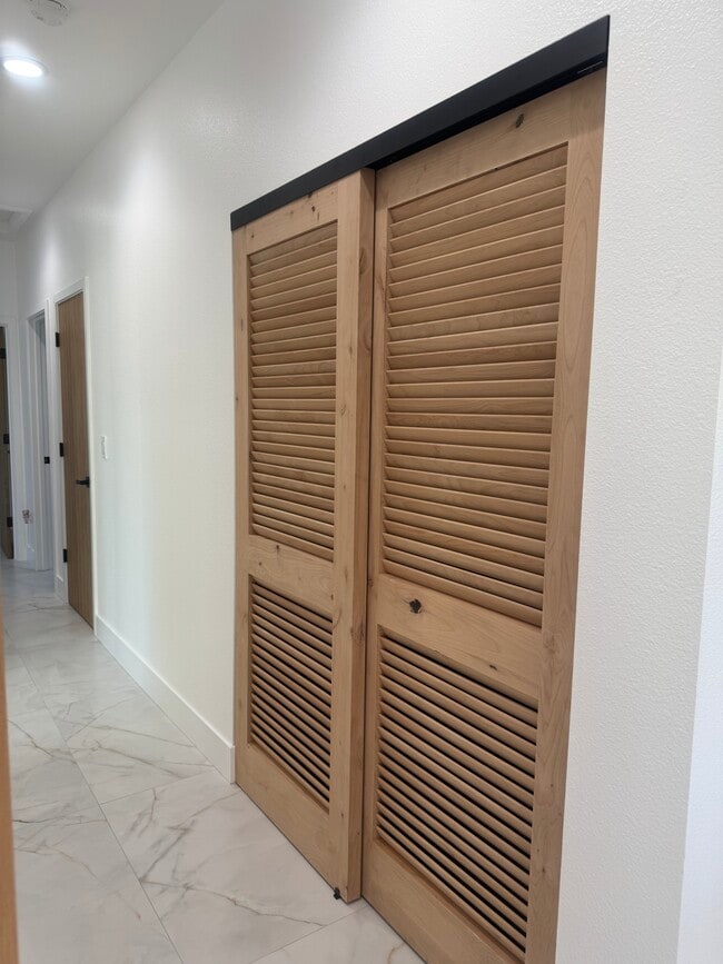 Building Photo - 604 S Vicki Ln