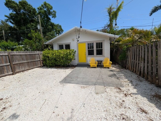 Building Photo - Adorable Rental in the Heart of Sarasota