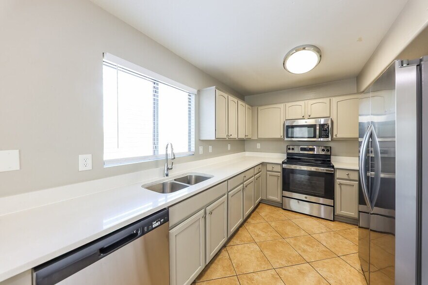 Building Photo - 1304 S 159th Ave