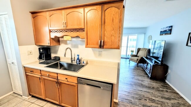 Building Photo - Annual furnished/Seasonal/short term 2 bedroom 1 1/2 bath top floor, renovated condo near Siesta ...