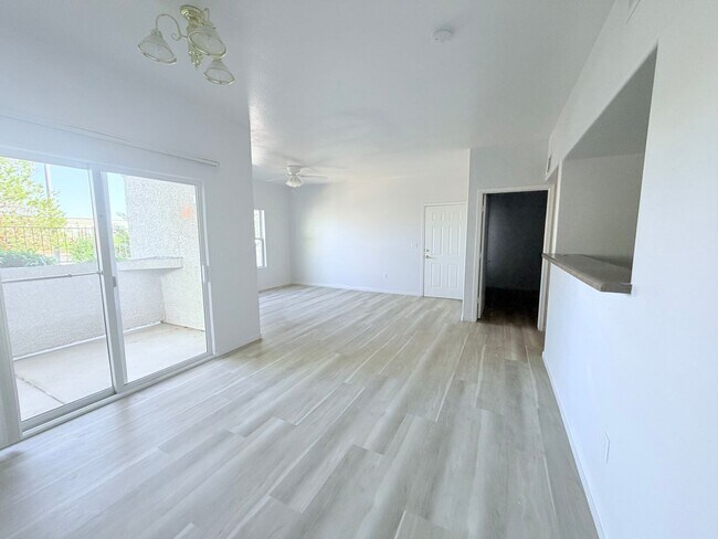 Building Photo - Lower than comps Tuscano condo