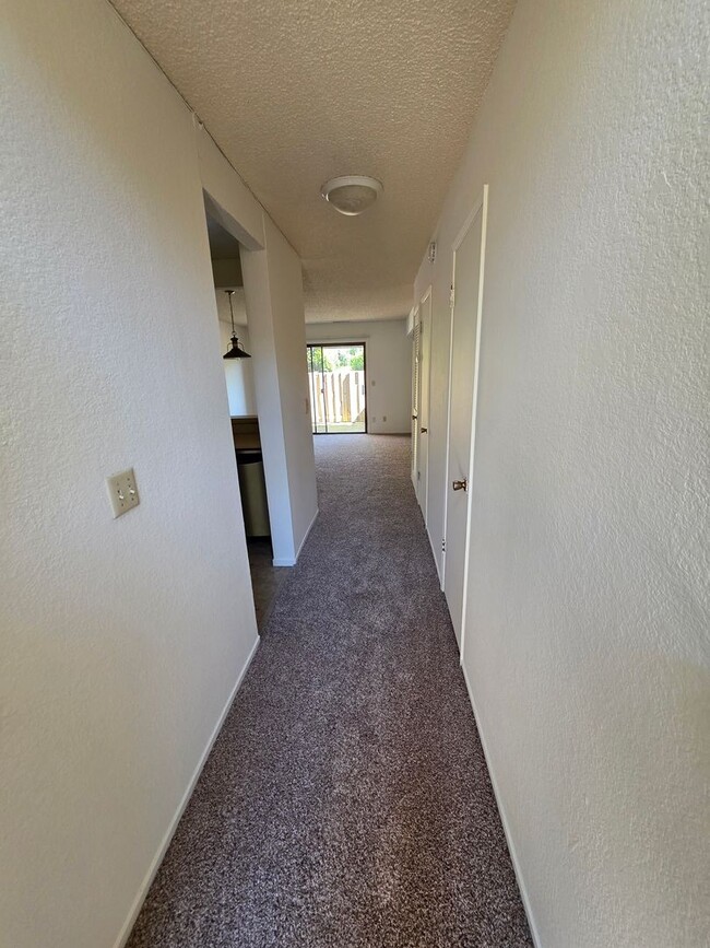 Building Photo - Charming 2-Bedroom Condominium with Scenic...