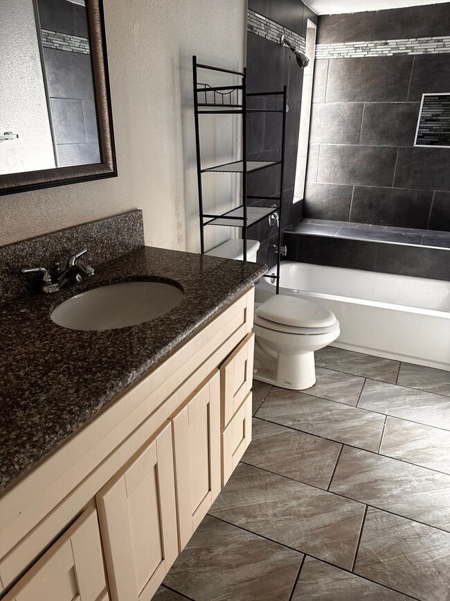 Building Photo - 3 bed 2.5 Bathroom Apartment For Rent