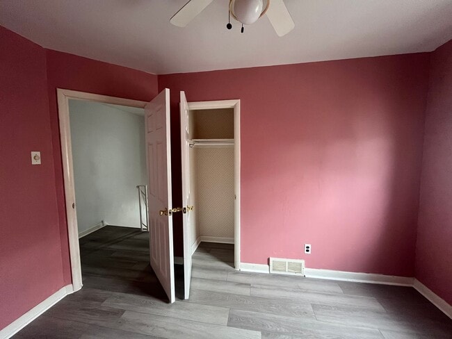 Building Photo - 3 bed room 1.5 bath
