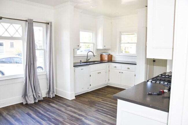 Building Photo - Grand (384-394) South