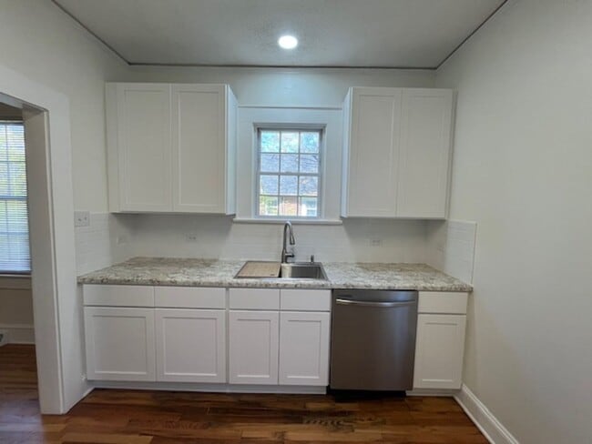 Building Photo - Newly-RENOVATED 2/1 House in a prime location!