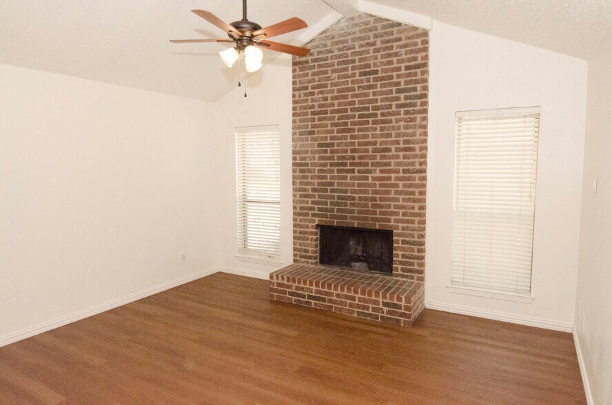 Building Photo - 1801 W Spring Creek Pky