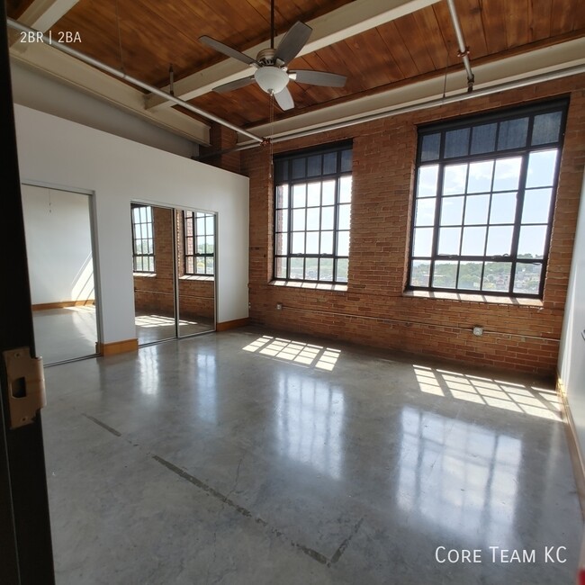 Building Photo - LARGE CORNER LOFT WITH DOWNTOWN VIEWS