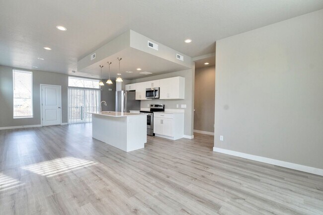 Building Photo - Beautiful 4 Bed - 3 Bath Townhome in Great Clearfield Location! Available on August 5th!