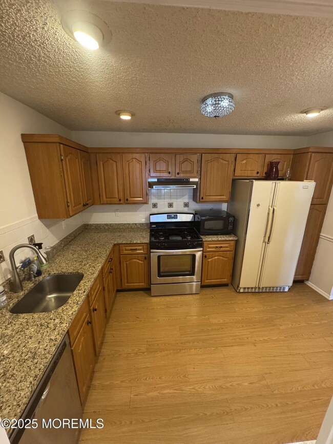 Building Photo - 320 Tulip Ln