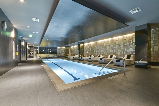 Building Photo - Stunning high rise unit in the affluent River Oaks District!