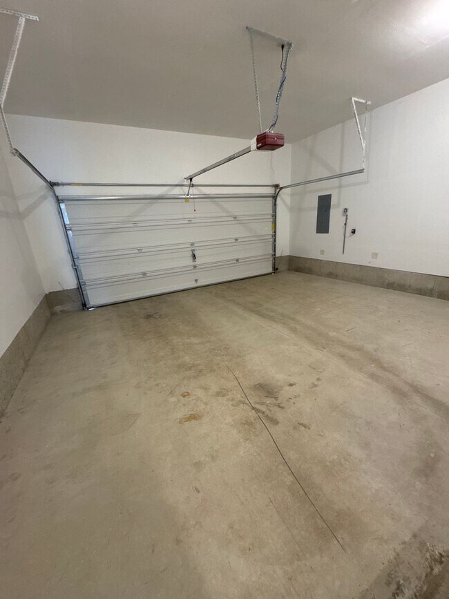 Building Photo - ? Beautiful 4-Bed, 3-Bath North Albany Hom...