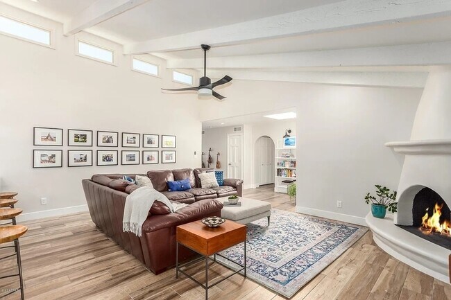 Building Photo - 8070 E Vía Bonita