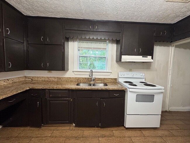 Building Photo - Updated 3/2 House across Shorter Universit...