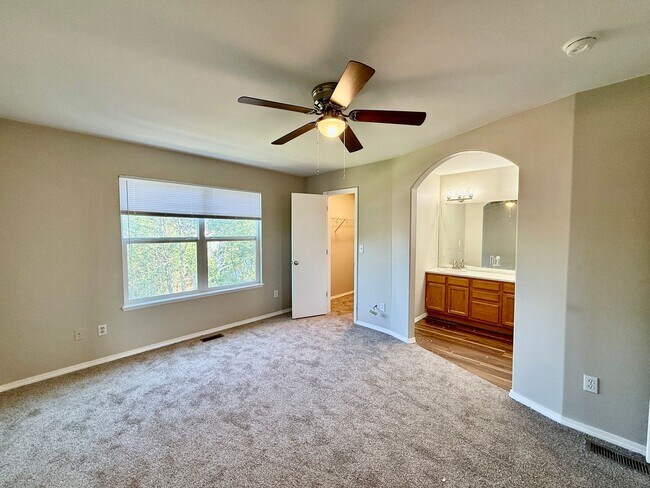 Building Photo - Large Springs Ranch 5 bedroom Close to Pow...