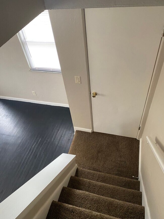 Building Photo - 4046-4048 Halsey Place