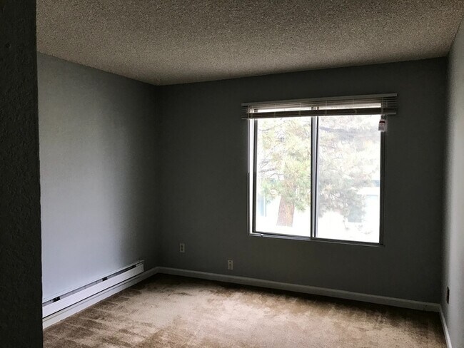 Building Photo - 2 Bedroom 1 Bath Condo