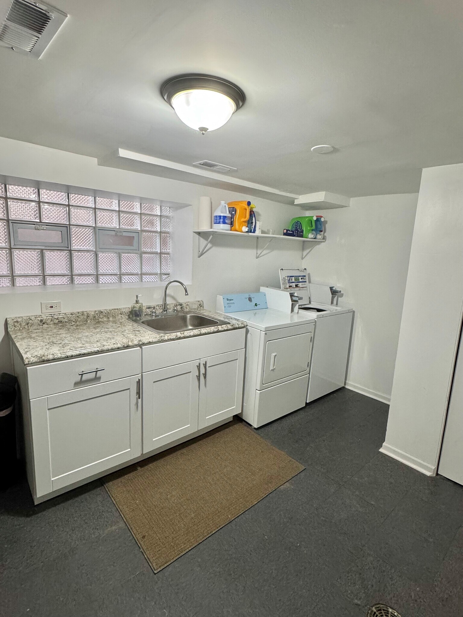 Building Photo - 5530 W Dakin St