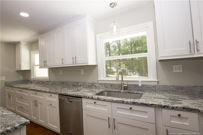 Building Photo - 906 N Glenwood Trail