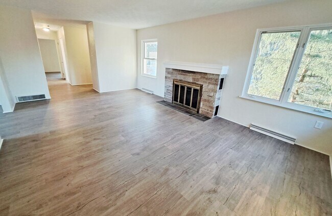 Building Photo - 3 Bed / 1-1/2 Bath Single Family Home w/ 2-Car Garage