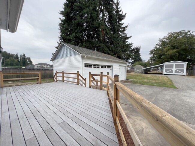 Building Photo - Country living 5 bed w/RV parking and 3 car garage!