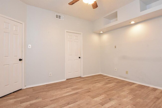 Building Photo - 10855 Meadowglen Ln