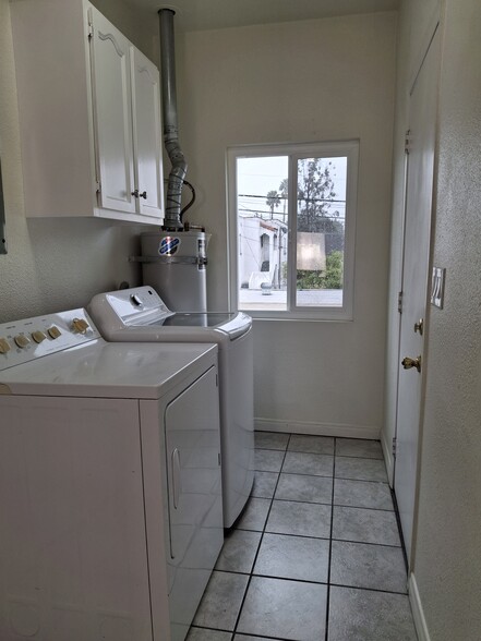 Laundry facilities - 1350 Meadowbrook Ave