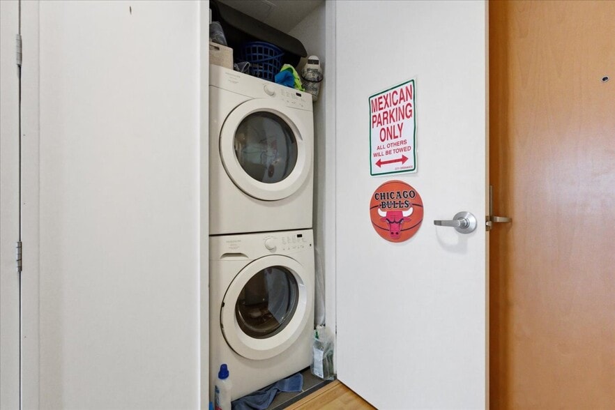 Building Photo - 350 W Ash St