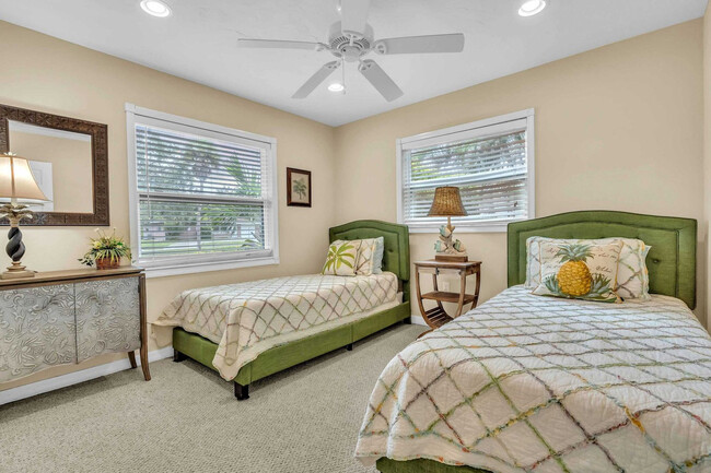 Building Photo - 2852 Gulf Gate Dr
